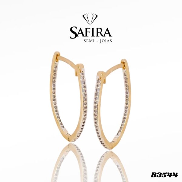 Argola Oval com Zirconias Delicadas